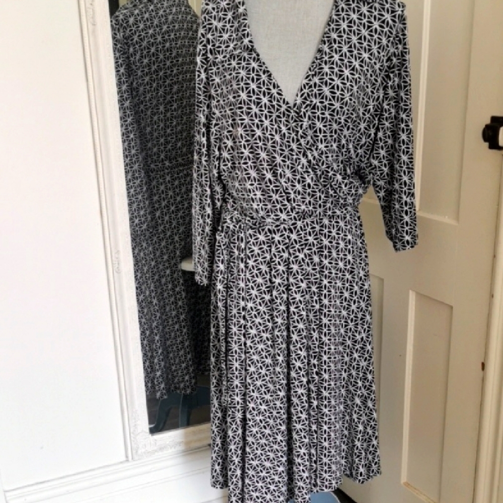 Lennie for Nina Leonard abstract black and white wrap style dress. Size XL